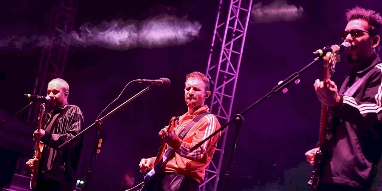 Adamlar ve Mavi Gri Ankara’da sahne aldı