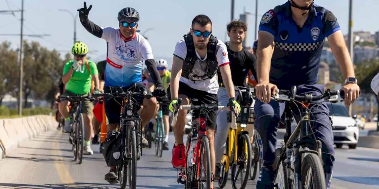 İzmir'de sağlıklı yaşama ve temiz çevreye pedalladılar