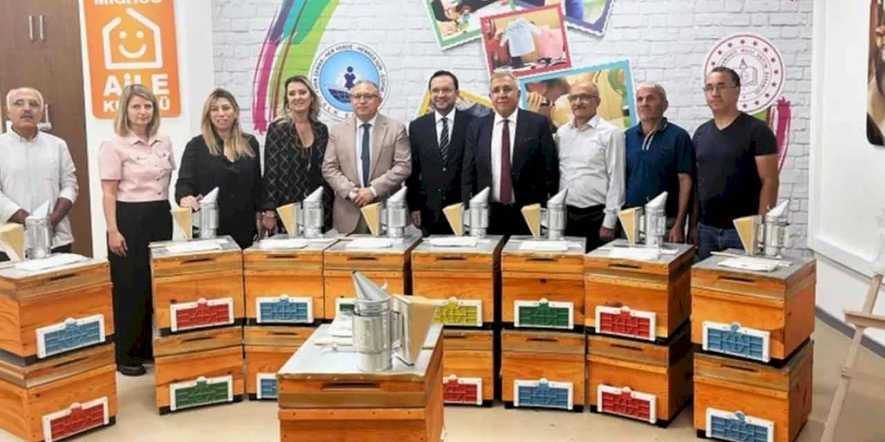Yalova'da başarılı kursiyerlere arıcılık başlangıç seti desteği