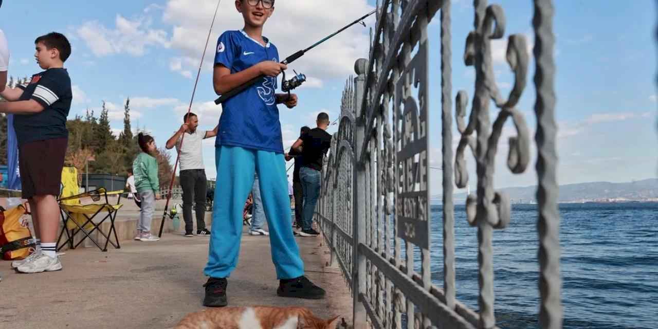 Eskihisar Sahili’nde baba-çocuk balık tuttular