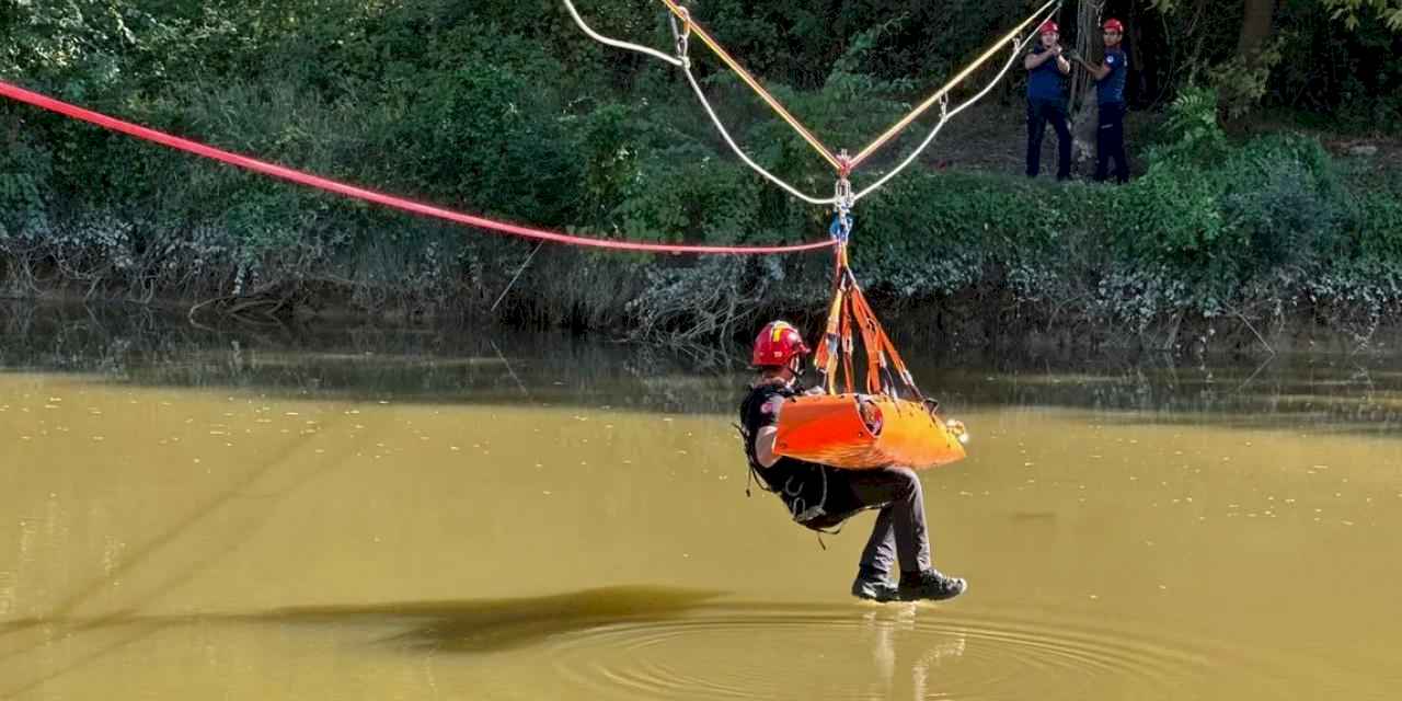 İtfaiyeciler Sakarya Nehri üzerinde nefes kesti