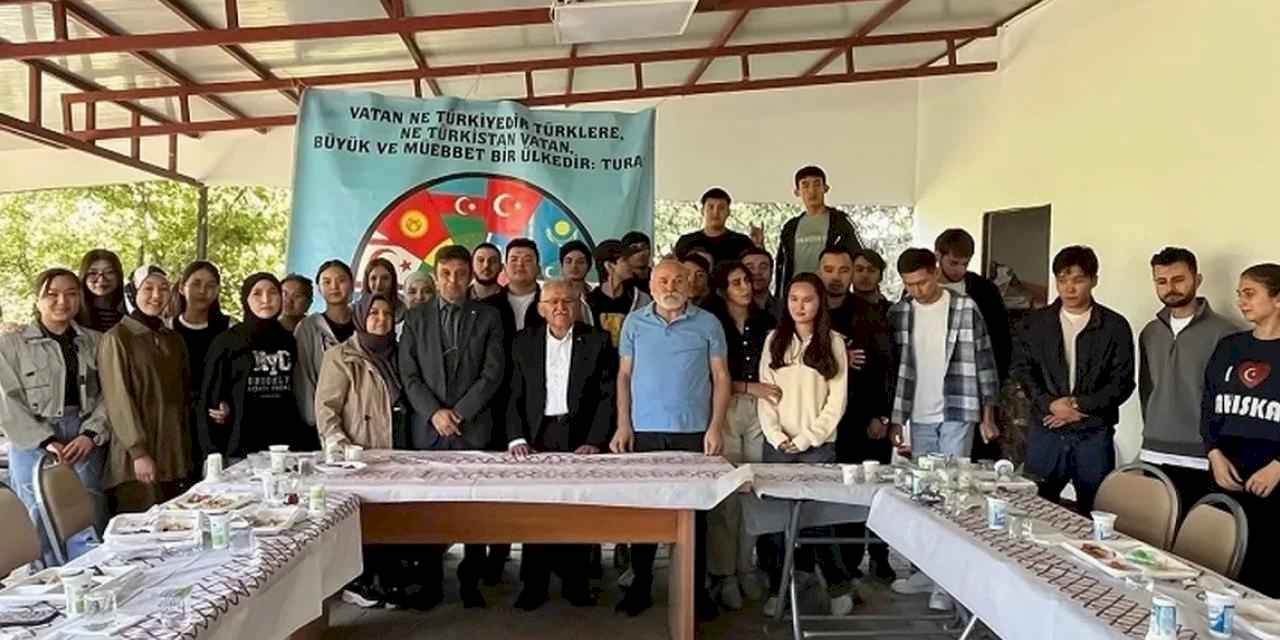 Memduh Büyükkılıç Türk Dünyası gençleriyle buluştu