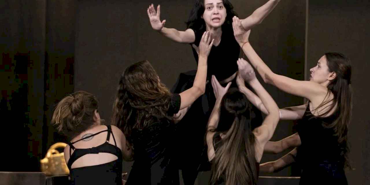 İzmir Şehir Tiyatroları'nın “Cadı Kazanı” provalarına devam