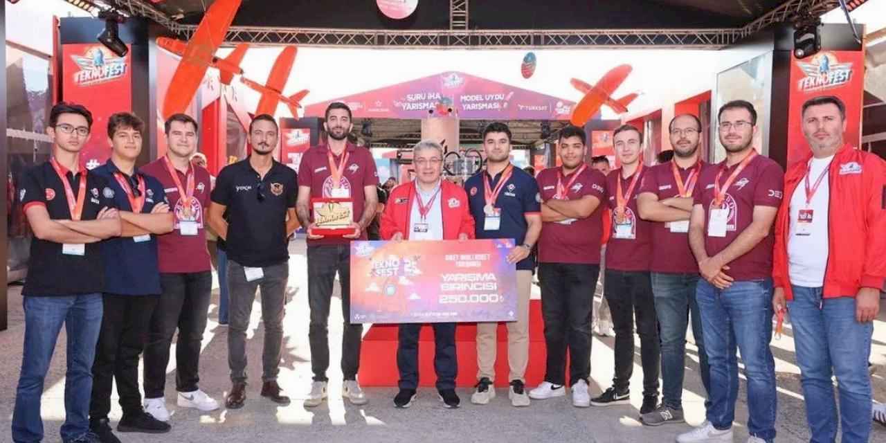 Dokuz Eylüllü öğrenciler başarılarıyla göğüsleri kabarttı