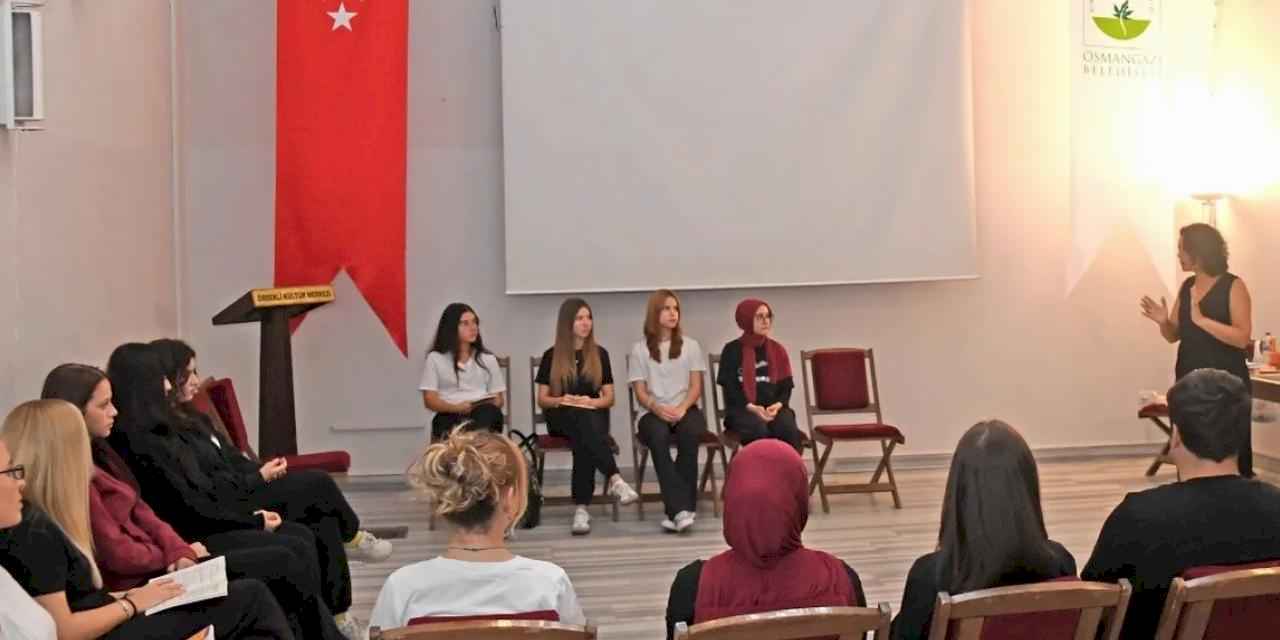 Bursa'da Osmangazi Belediyesi okutarak öğretiyor