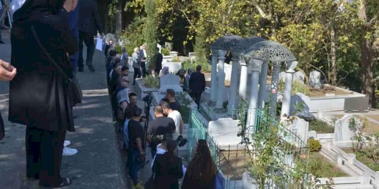 'Sanat Güneşi' Zeki Müren Bursa’da mezarı başında anıldı