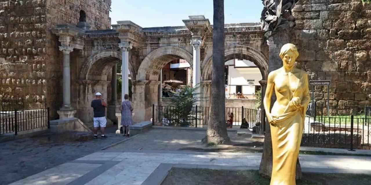 Antalya'da 'Venüs' heykelleri kenti süslemeye başladı