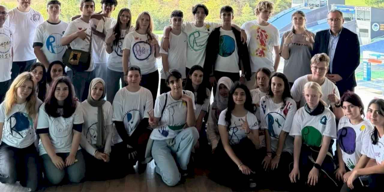 Misafir gençler Sakarya’da ‘yeşil gelecek’ için pedal çevirdi