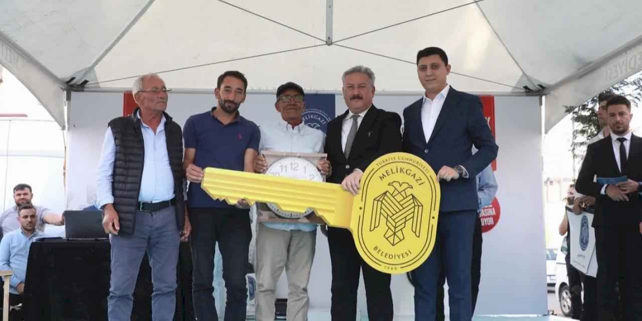 Kayseri Melikgazi Battalgazi'de 300 daire teslim etti
