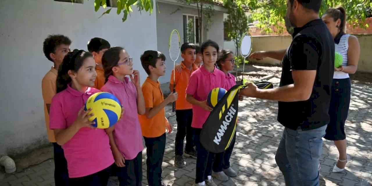 Manisa'da öğrencilere spor malzeme desteği