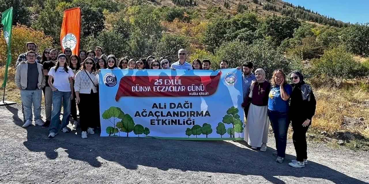 Dünya Eczacılar Günü'nde Ali Dağı'na fidan ektiler