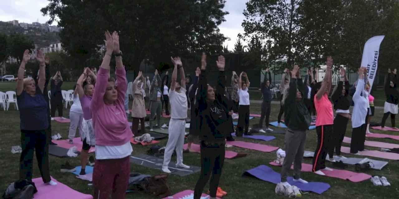 'Nefes Al İzmit' yoga etkinliğine Plajyolu’nda yoğun katılım