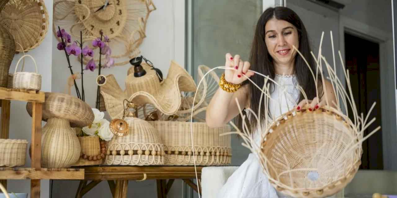 Rattan dokumayla hayatını değiştirdi