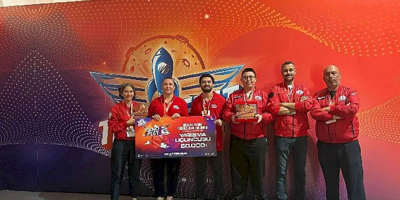 TEKNOFEST 2025'te Bergama Öğretmen ve Öğrencilerinden Çifte Başarı