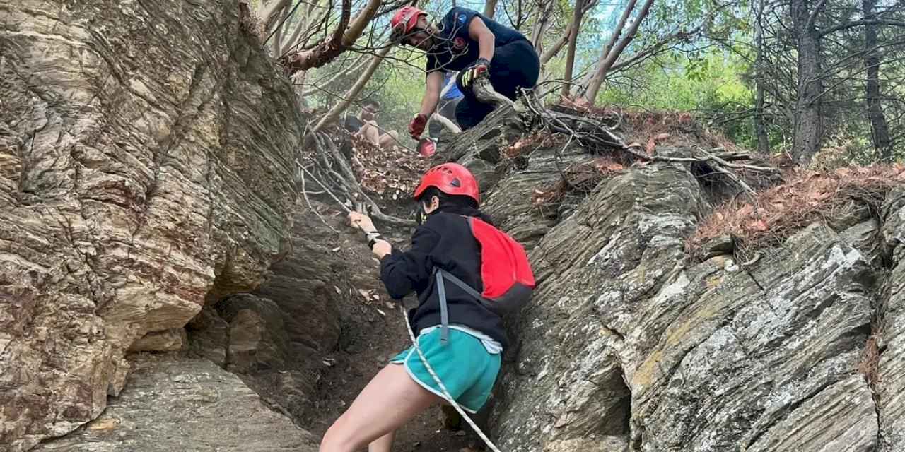 İzmir'de kayalıklarda mahsur kalan üç gence itfaiye müdahalesi