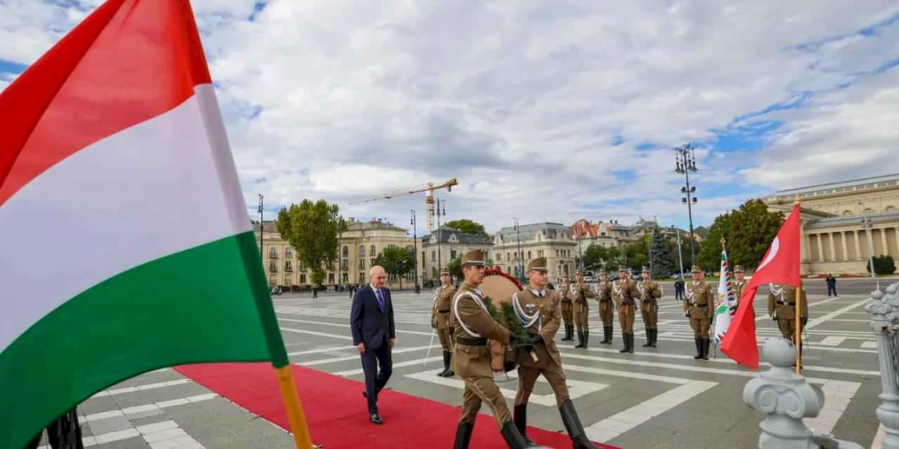 TBMM Başkanı Kurtulmuş'tan Meçhul Asker Anıtı'na çelenk