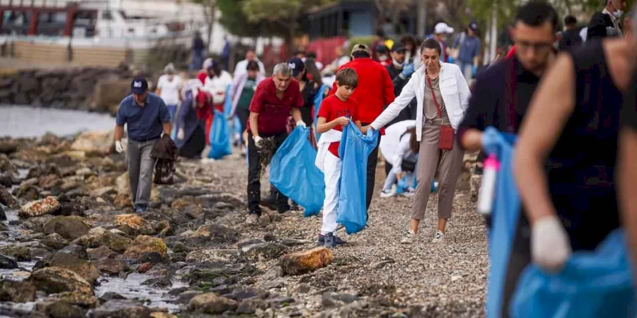 İzmirlilerden rekor için kıyı temizliği