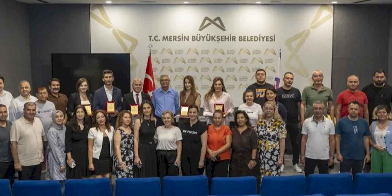 Mersin Büyükşehir’de görevde yükselen 22 personele plaket takdimi
