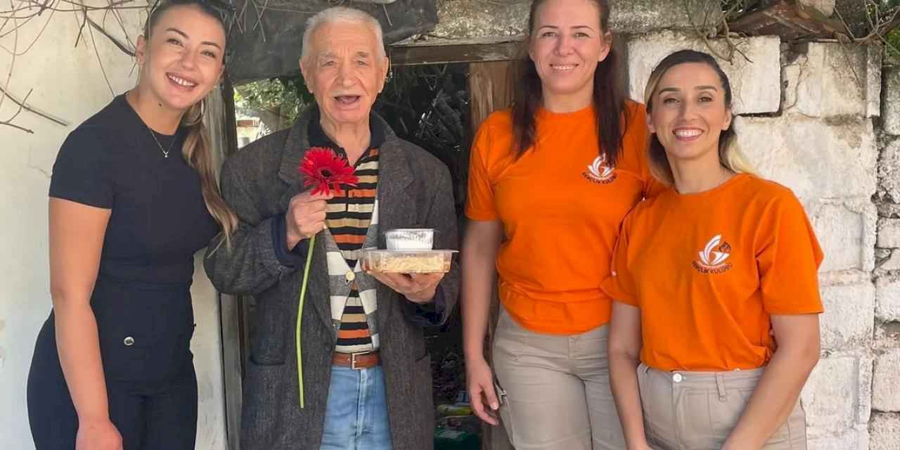 Dünya Yaşlılar Günü’nde gençlerden anlamlı ziyaretler