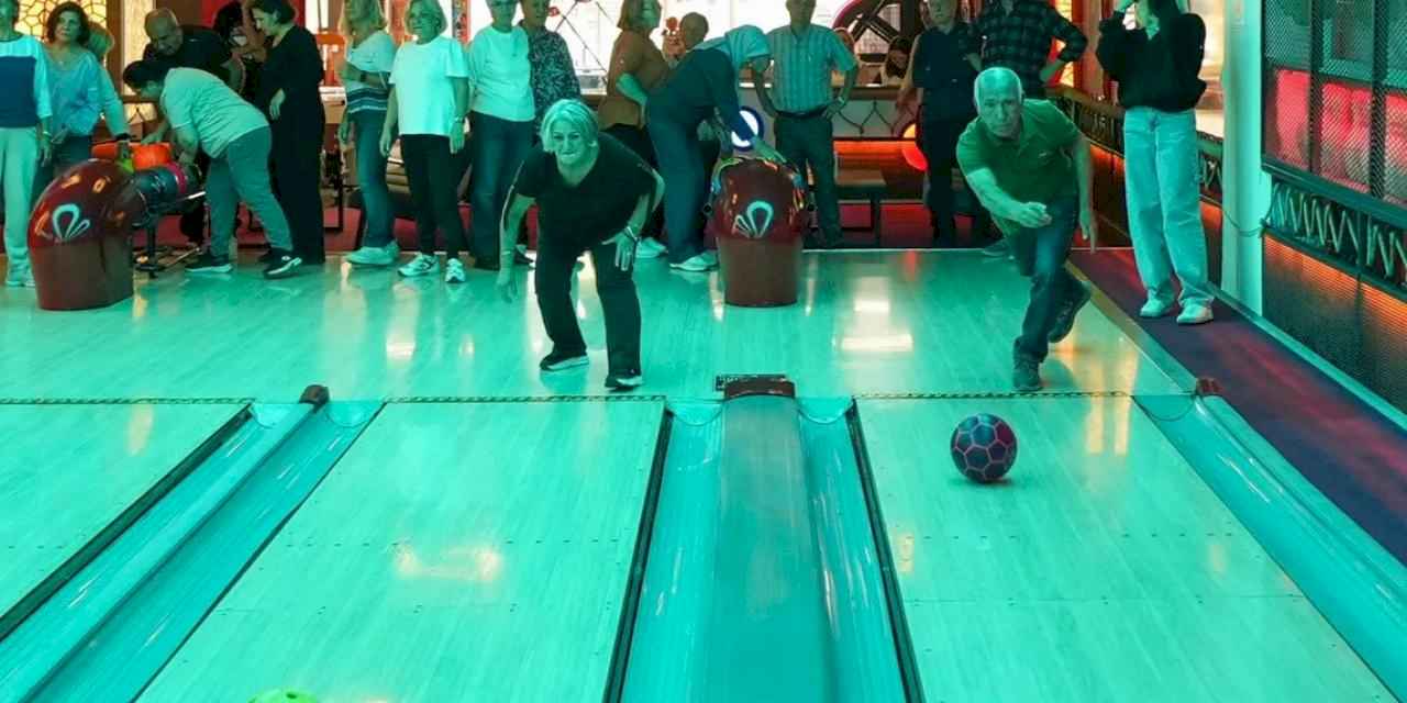 İstanbul Maltepe’de Yaşlılar Günü'nde bowling eğlencesi