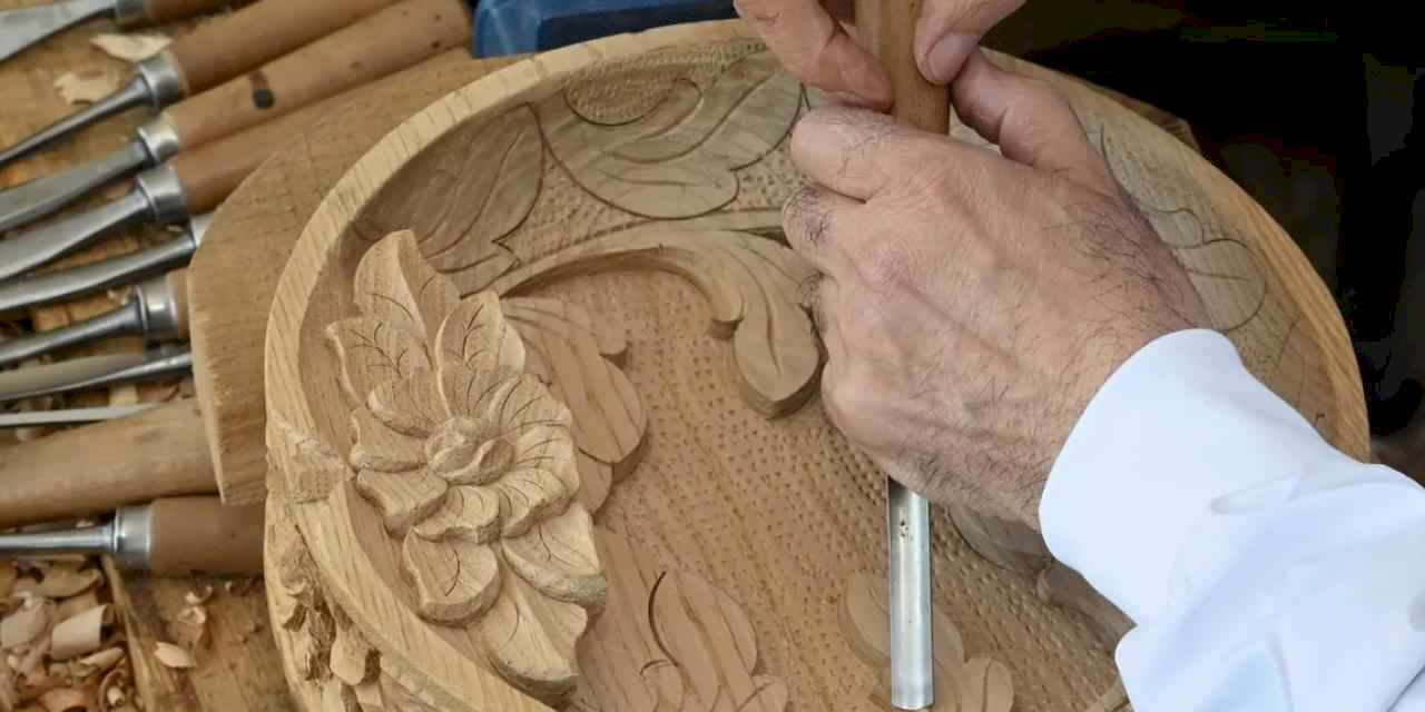 İzmir Karabağlar’da ahşap oymacılığı yeniden hayat buluyor