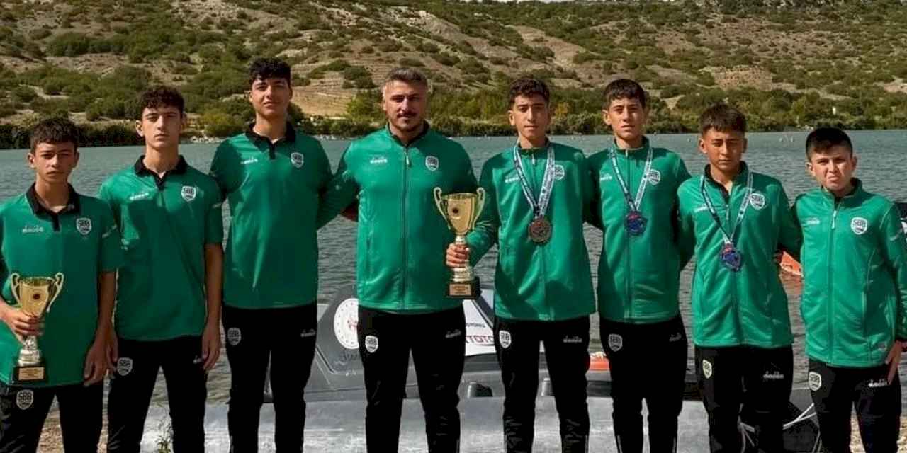 Sakaryalı sporcular Eskişehir’de ikincilik kupasını kaldırdı