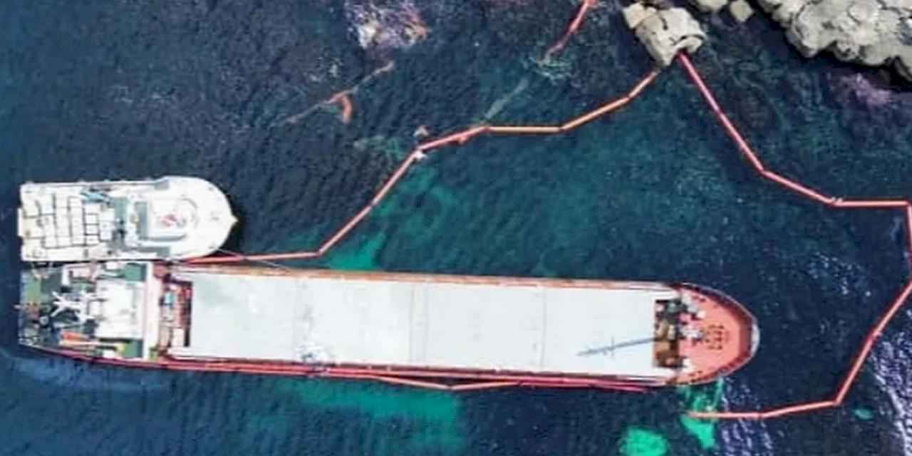 Karadeniz'de nefes kesen operasyon... Karaya oturan gemideki yakıt güvenle tahliye edildi!