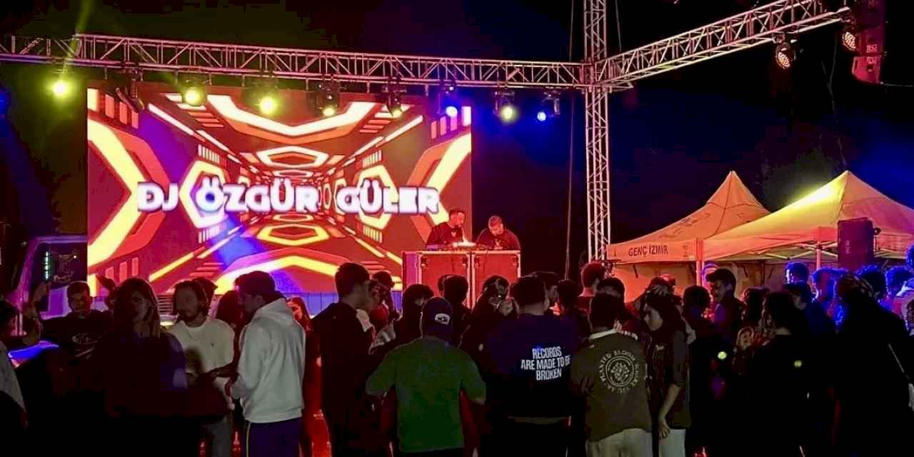 Gençler İzmir Foça kampında gönüllerince eğlendi