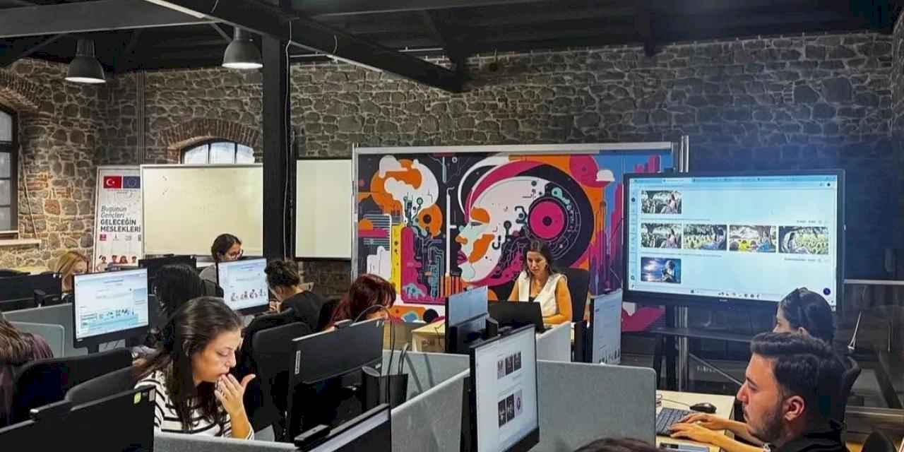 İzmir Büyükşehir’den Gençlere “Canva” Eğitimi