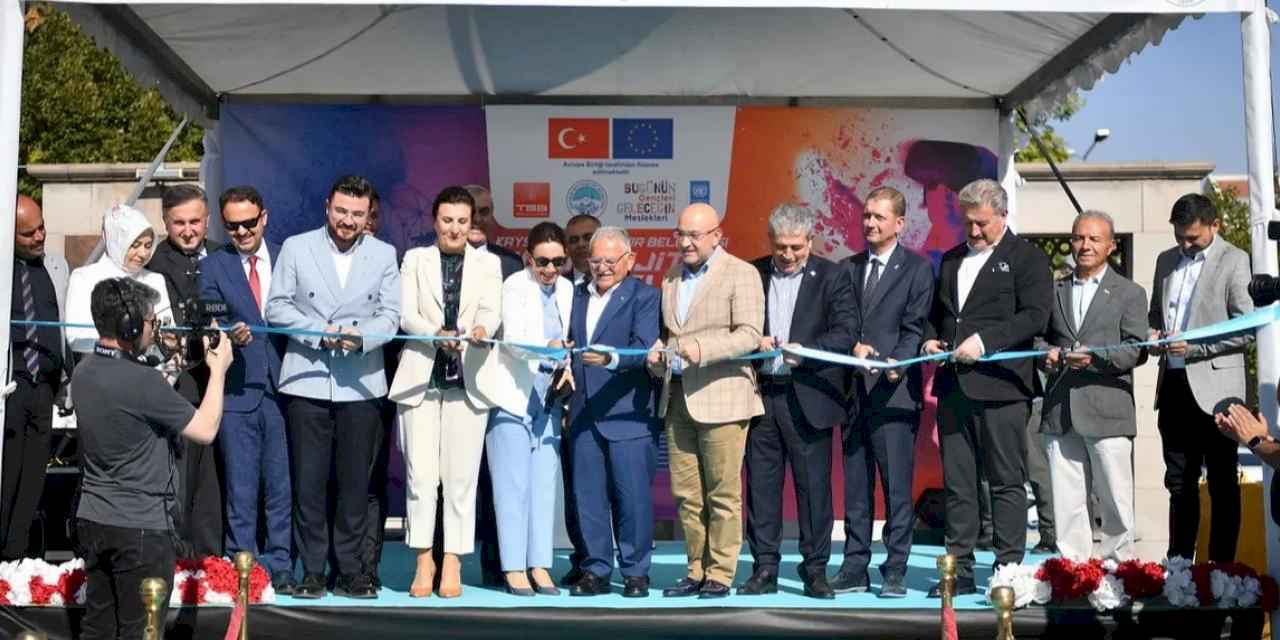 Kayseri Büyükşehir'den ‘Mobil Dijital Gençlik Merkezi’