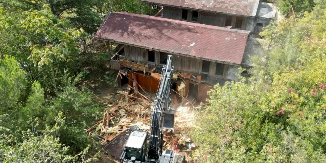 İzmit’te tehlikeli metruk yıkıldı