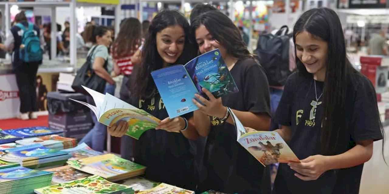 Antalya Kitap Fuarı’na öğrencilerden yoğun ilgi