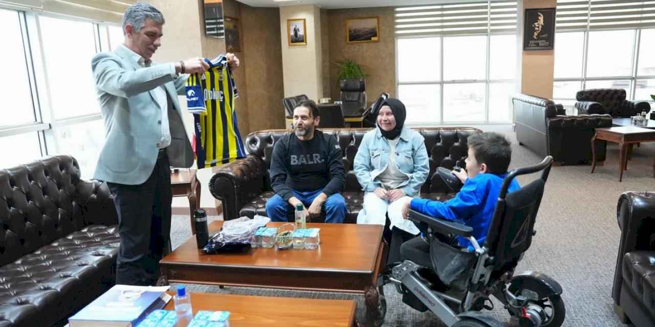 Soma’da Başkan Okur’dan minik Şenol’a forma hediyesi