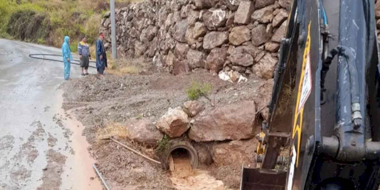 Antalya Büyükşehir yağışta da görevde