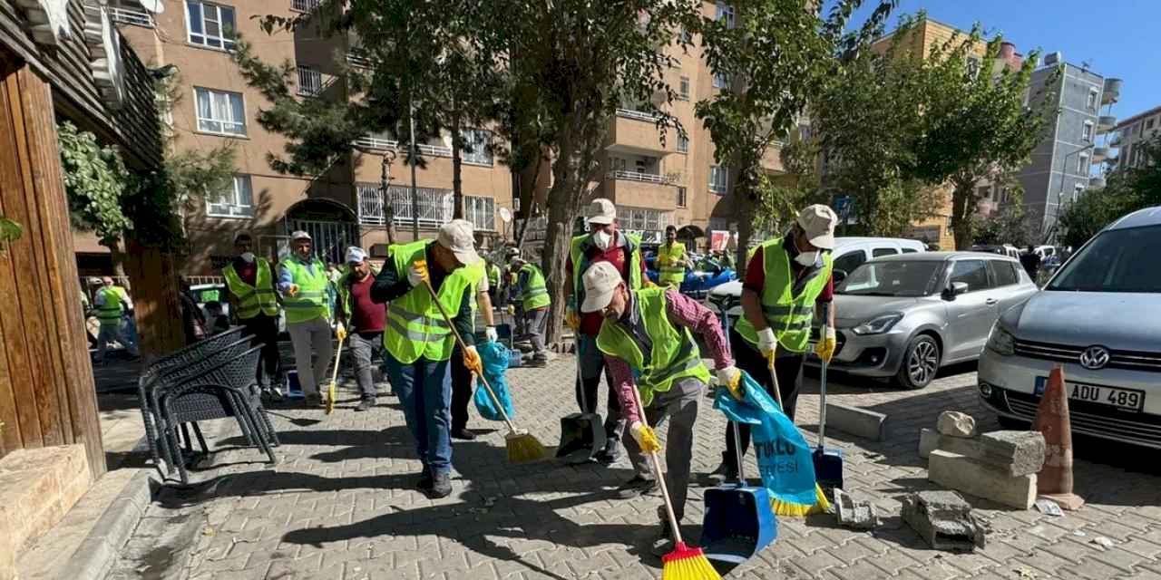 Mardin Artuklu'da temizlik seferberliği... Eşbaşkan Amak sokakları süpürdü