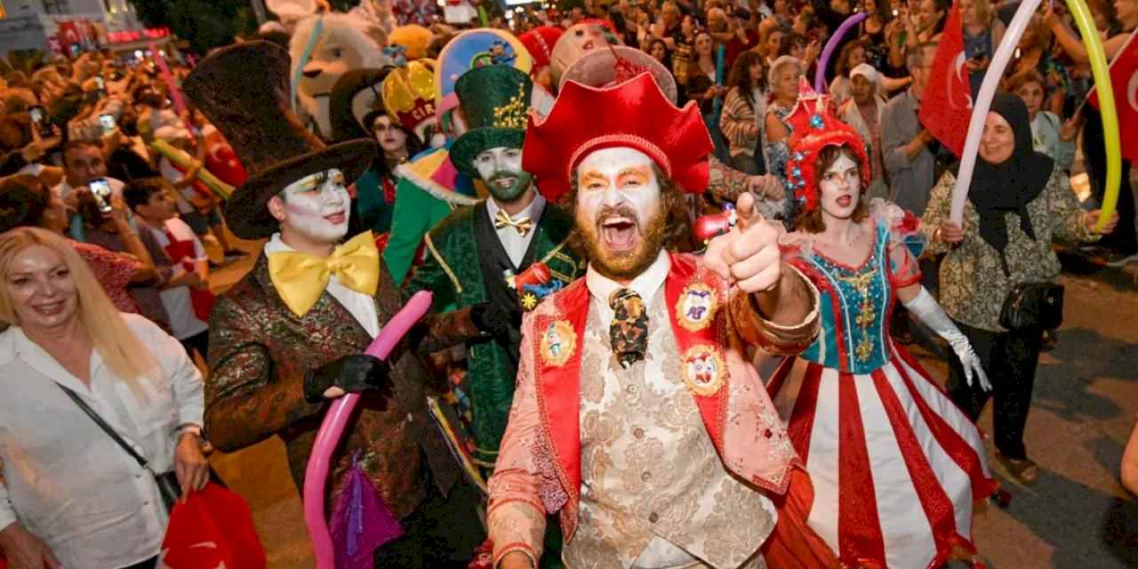 Kaleiçi sokaklarında büyüleyici kortej geçişi