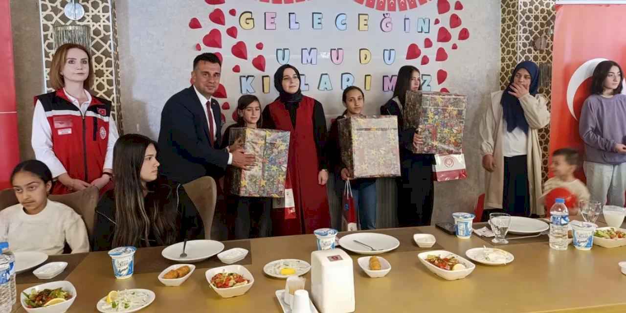Erzurum'da 'Geleceğin Umudu Kızlarımız' ile kız çocuklarına destek