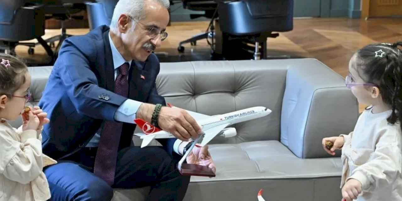 Bakan Uraloğlu minik misafirlerini ağırladı