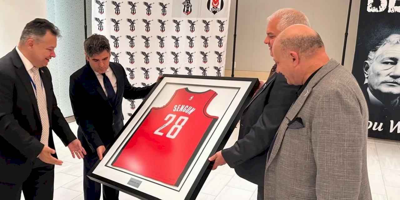 Milli basketbolcu Alperen Şengün’ün forması artık New York Türkevi’nde!