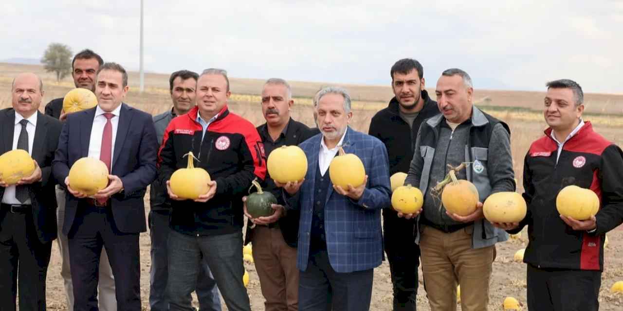 Birinci olan Kayseri Talaslı çiftçiye Başkan Yalçın'dan tebrik