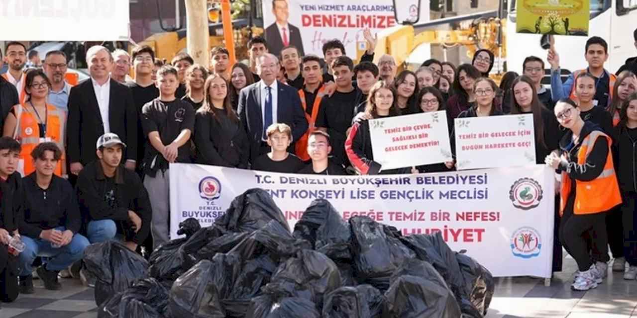 Denizli’de gençler Cumhuriyet için el ele