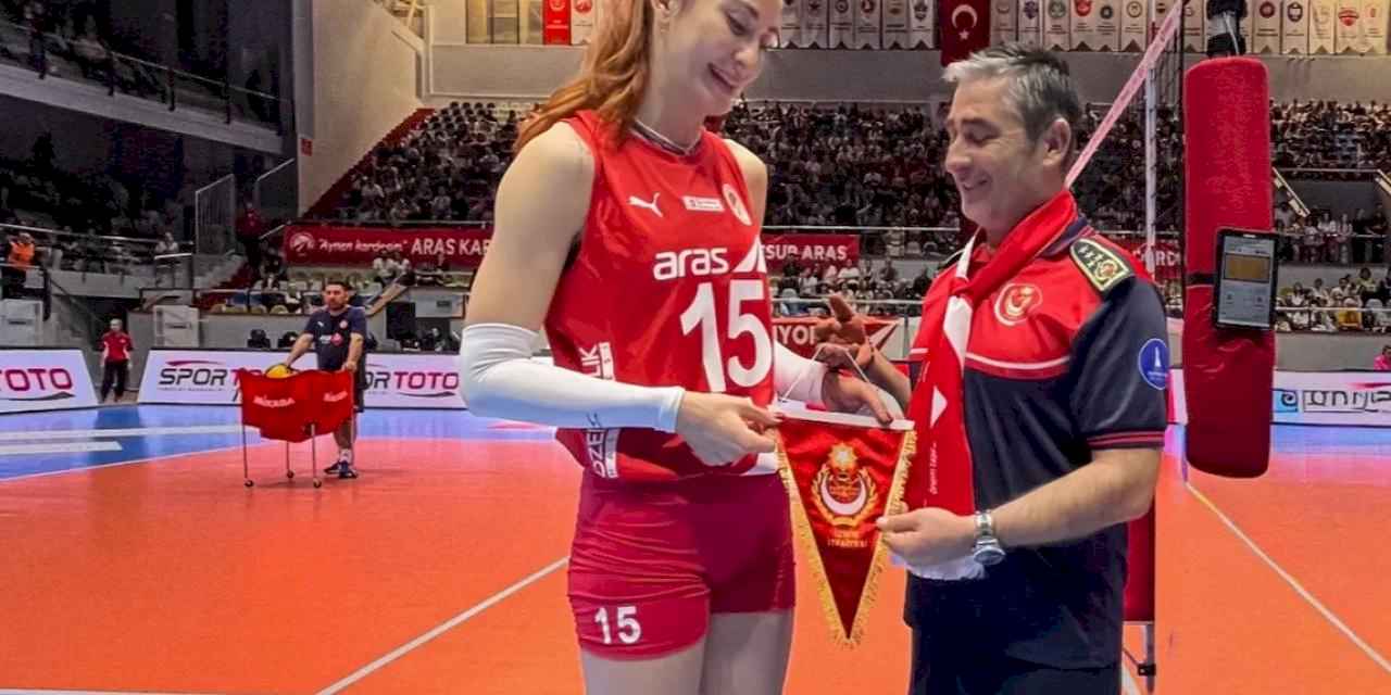 Voleybolun yıldızlarından İzmir İtfaiyesi’ne teşekkür