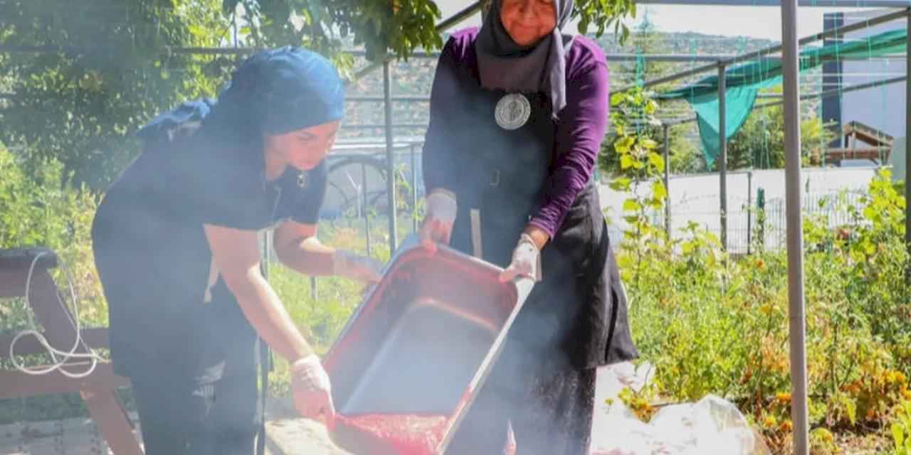 Antalya'da kışlık ürünler raflarda yerini aldı
