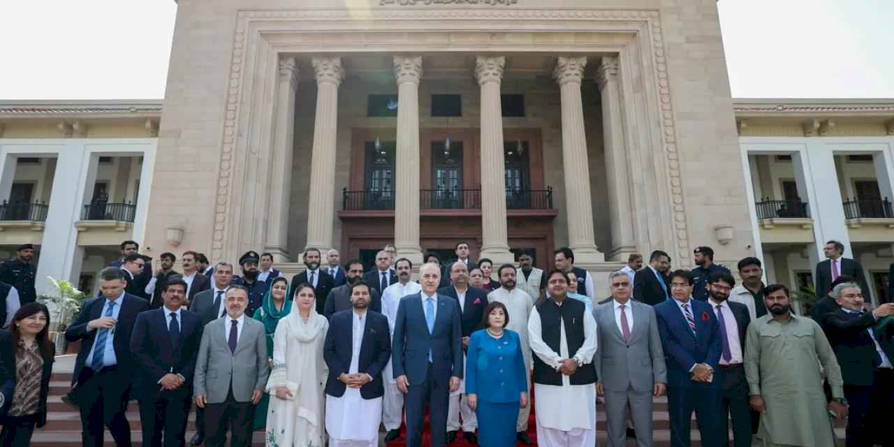 Pakistan'da Kurtulmuş'tan Pencap Eyalet Meclisi'ne ziyaret