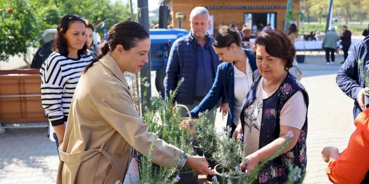Başkan Sengel, kadın üreticilerle Efes Tarlası’nda buluştu