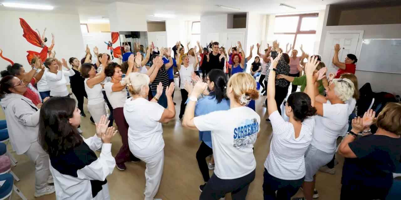 İzmir Narlıdere'de bedenin şifası kahkaha ve dansla geldi