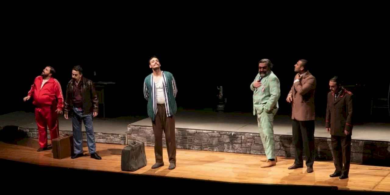 İzmir Şehir Tiyatroları sezonu yeni sahnesinde açtı