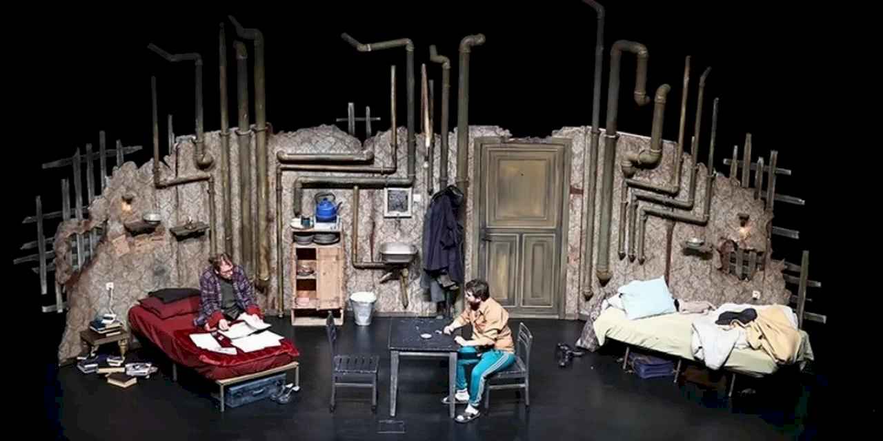 Denizli Büyükşehir Belediyesi Şehir Tiyatrosu perdelerini açtı