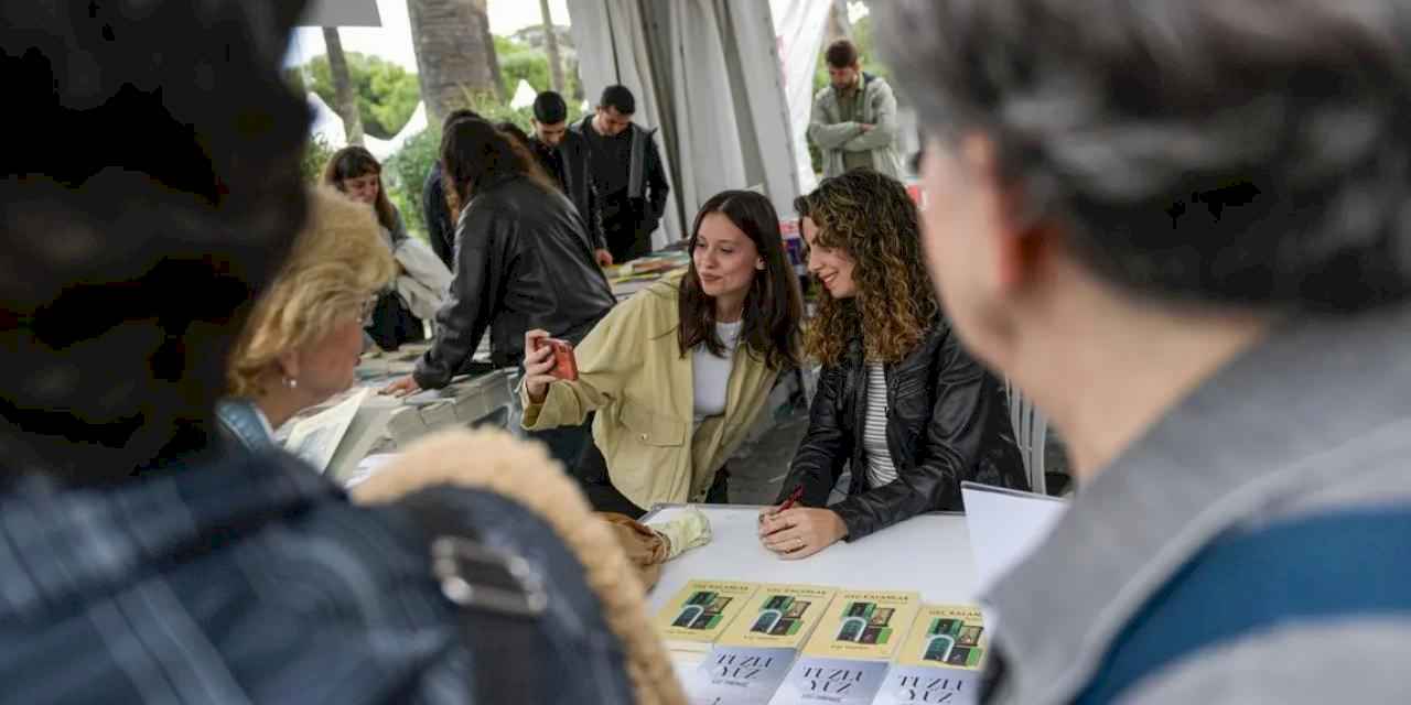 İzmir'de 'askıda kitap' için ilk bağış Başkan Tugay’dan