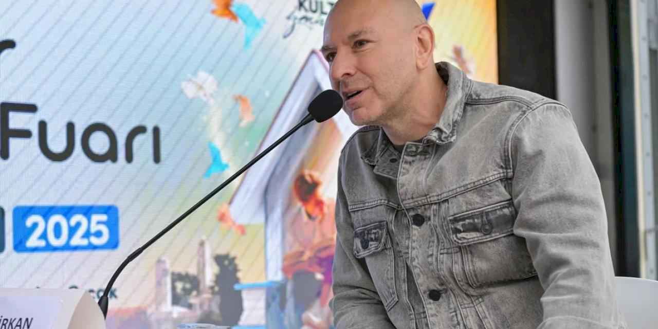 Demir Demirkan İzmir'de bu kez edebiyat sahnesinde buluştu